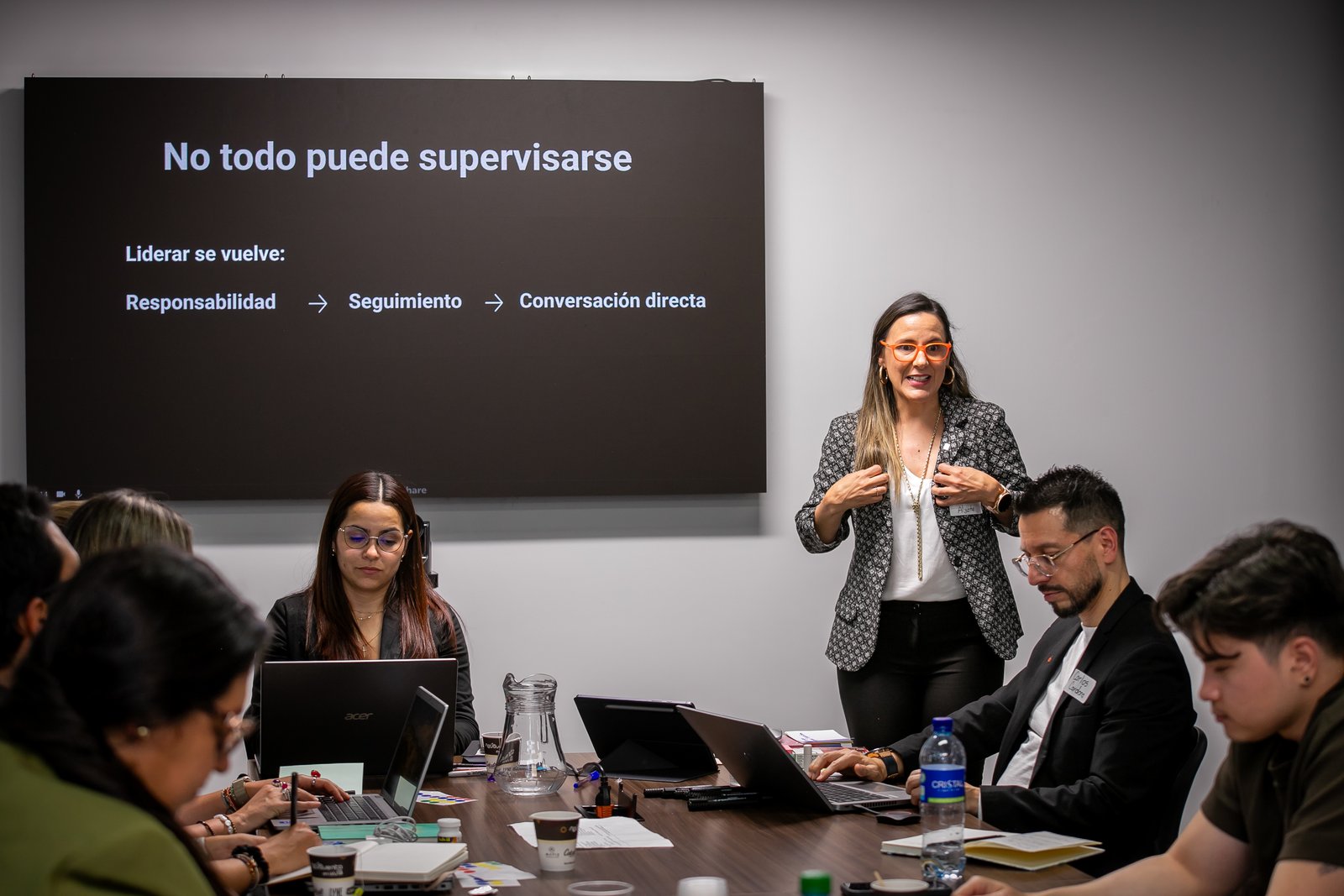 Paola Alzate dictando un taller de liderazgo