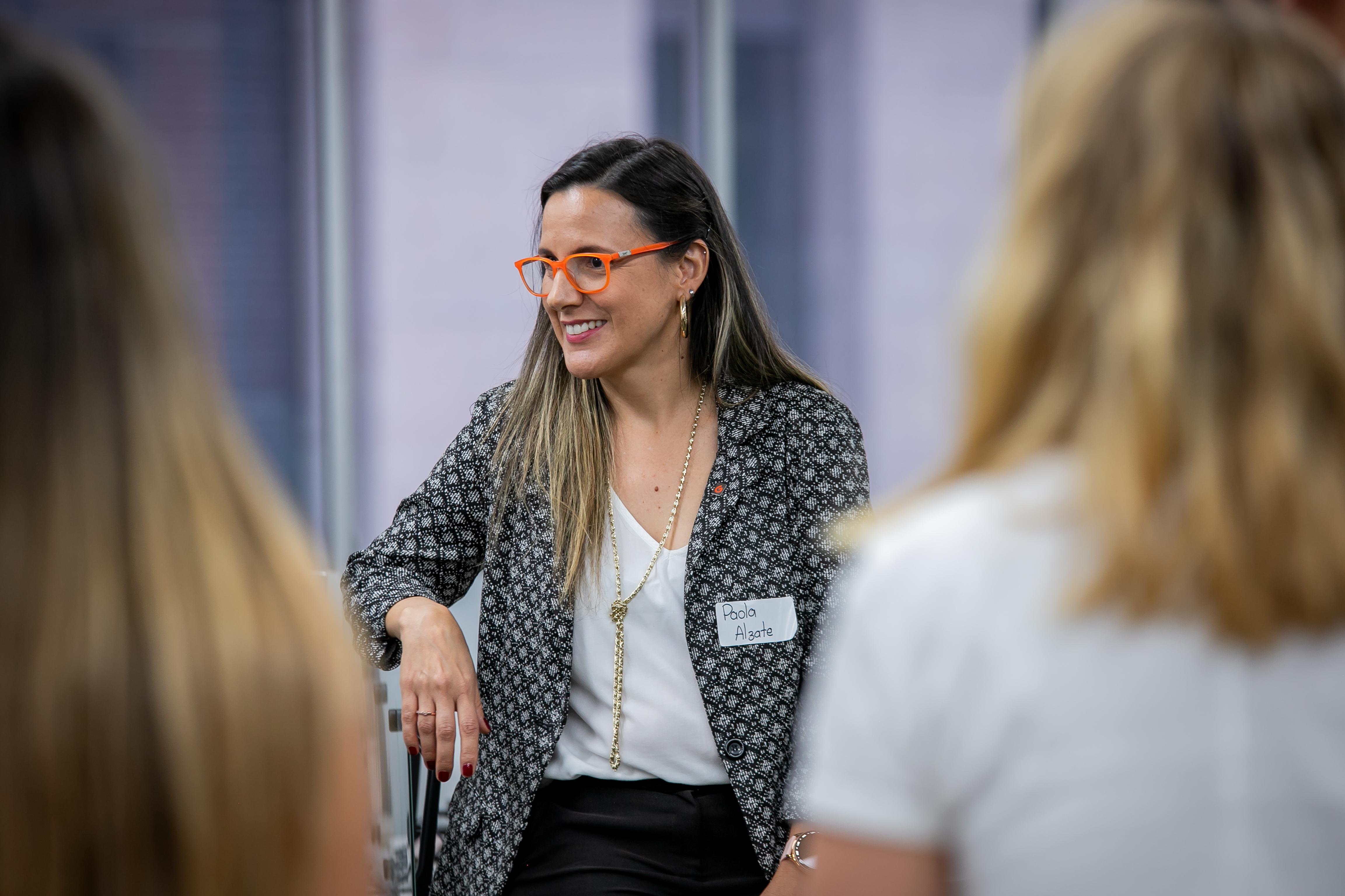 Pao dictando taller de liderazgo