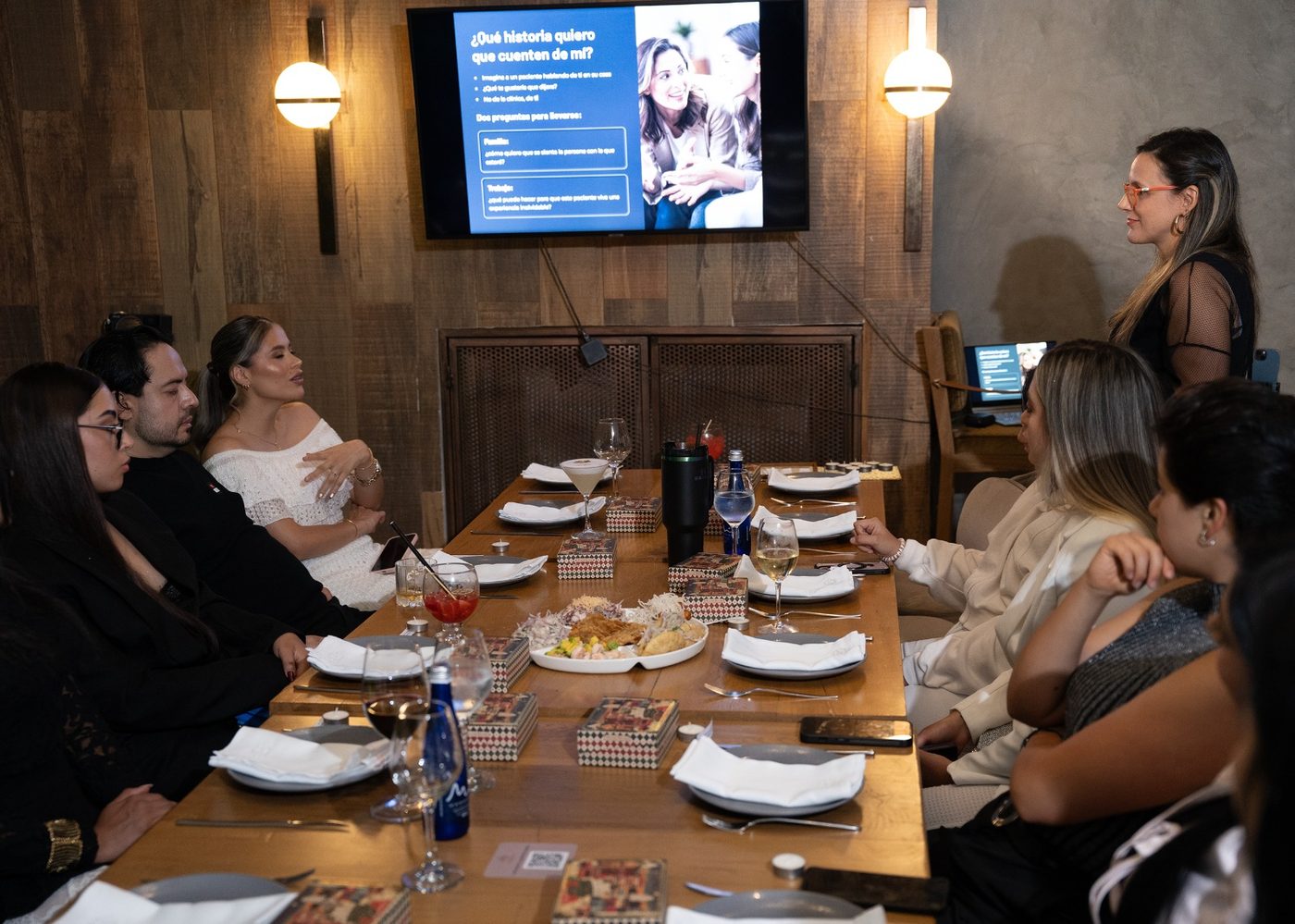 Pao enseñando a participante en taller