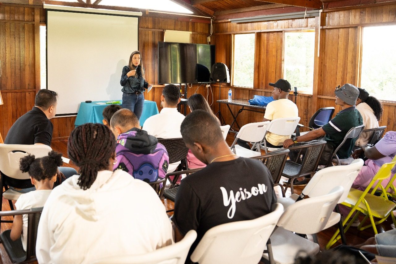 Pao conversando con asistentes